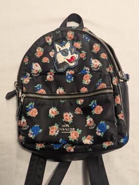 coach backpack 101 76 Court In Signature Canvas Signature coated canvas Inside zip cell phone and multifunction pockets Laptop compartment with zip closure Zip closure recycled polyester lining Top handle with 2 drop Outside zip pockets Adjustable shoulder straps Fits a 12 (zip compartment) or 13 (main compartment) laptop 10 3/4 (L) x 14 (H) x 5 1/4 (W) Style No. OLDCOACH